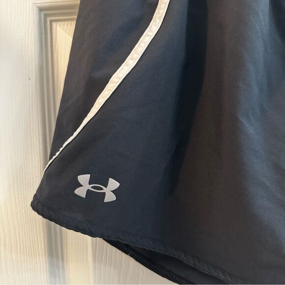 UNDER ARMOUR women's FLY SHORTS - BLACK/WHITE size small - Picture 4 of 7